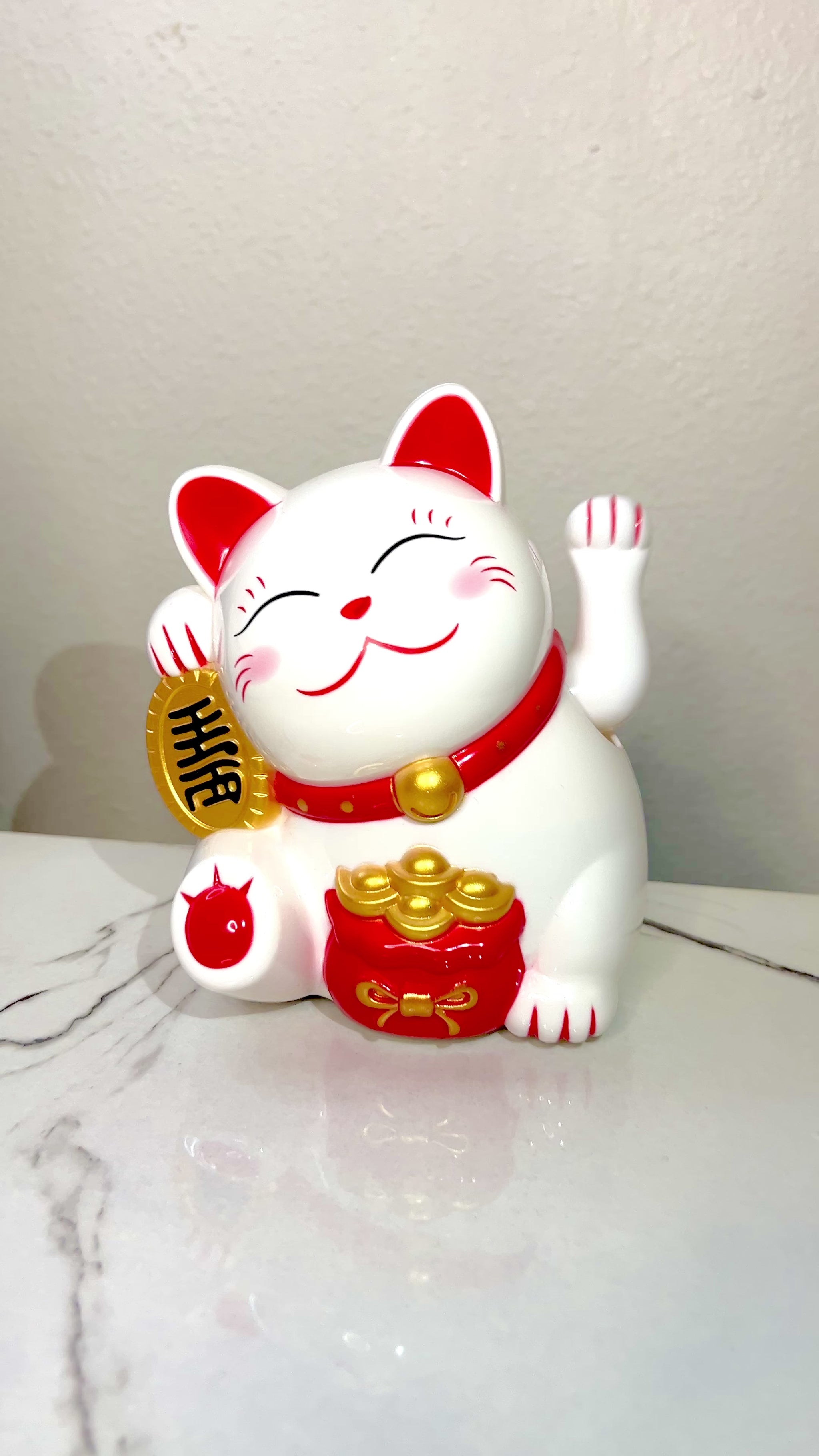 Video of a LArge Huge Maneki Neko Lucky Cat Waving Paw Beckoning For ale free shipping in the US